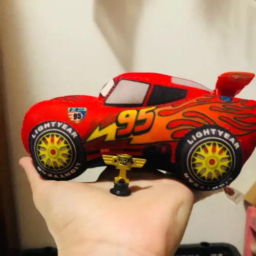 Pelúcia: Relâmpago McQueen + Troféu Copa Pistão