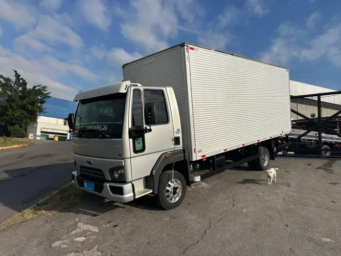 CARGO 816 BAÚ 6,20 MTS