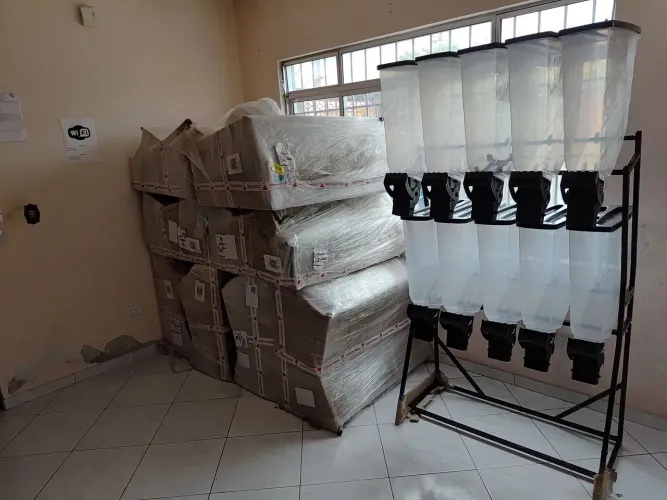Lote 9  dispenser de raçao