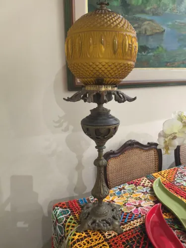 Abajur Vintage Clássico com Cúpula de Vidro Âmbar e Base Ornamentada