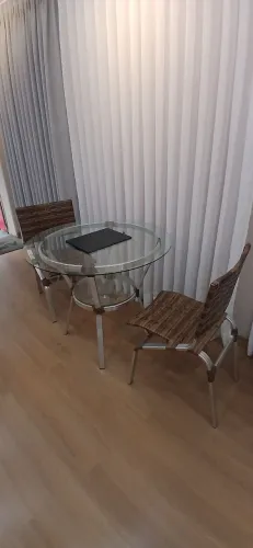 Mesa redonda de aluminio com tampo de vidro e 2 cadeiras trançadas