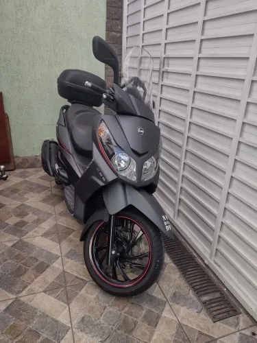 Vendo com 6400 km nova