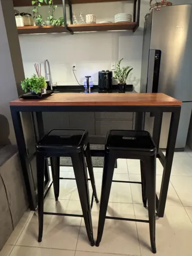 Bancada Industrial com 2 Banquetas - Ferro e Madeira Nobre