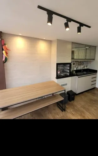 Mesa e banco área de festa churrasco