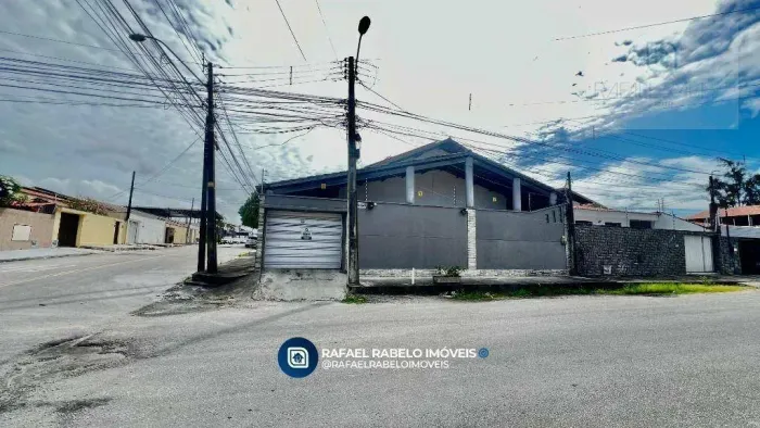 Casa com 3 dormitórios à venda, 244 m² por R$ 799.000,00 - Cidade dos Funcionários - Forta