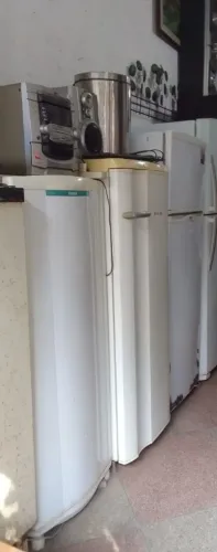 Geladeiras com defeito .