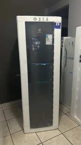 Geladeira black piano 400 litros inverter Eletrolux