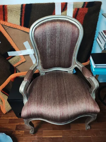 Cadeira de madeira dourada almofadada ao linho