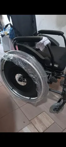 Uma cadeira de rodas e uma de banho