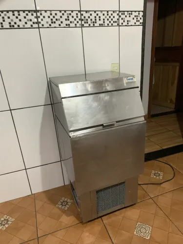 Vendo máquina de gelo Everest EGC 75 Revisada !