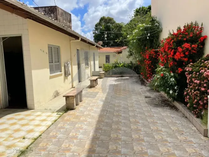 Casa Espaçosa à Venda com 5/4 e Quintal Espaçoso no Santo Antônio