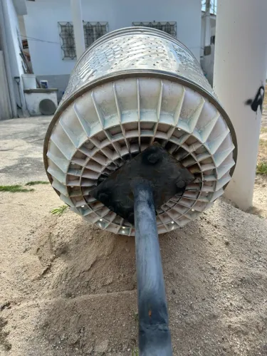 Lixeira de plástico e inox, boa para colocar o lixo