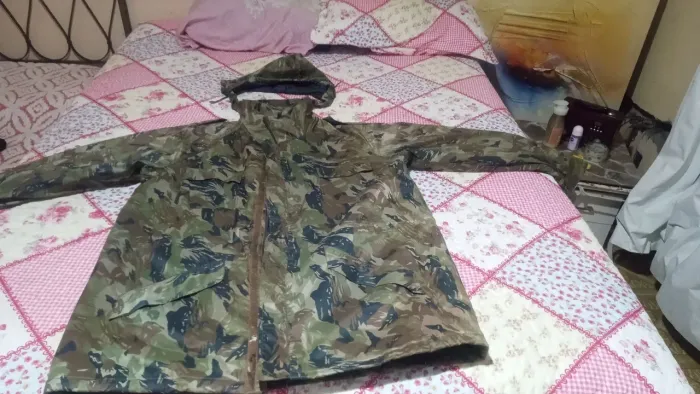 Casaca camuflado não passa chuva , né frio original.