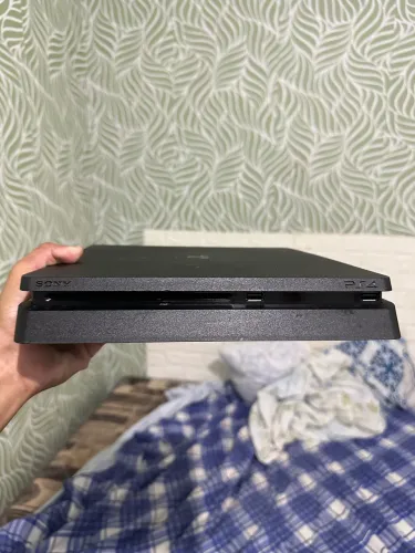 Vendo PS4 slim 1Tb 2 controles e 4 jogos