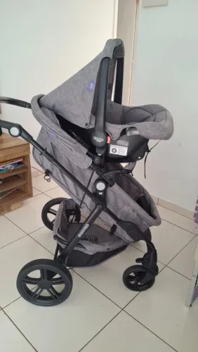 Carrinho com bebê conforto