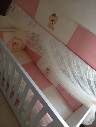 Berço, cômoda, guarda roupa, kit higiene, abajur, redutor de berço