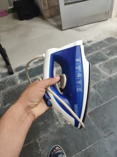 Ferro de passa roupa