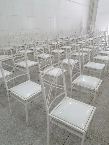 Mesas e tampões e Cadeiras de ferro
