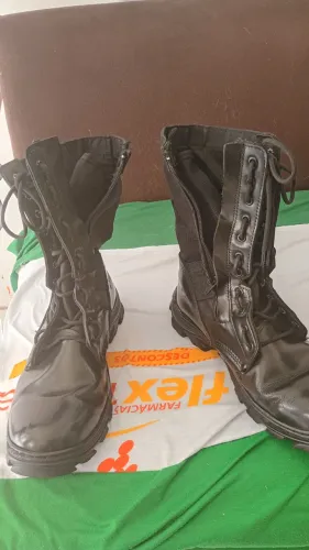 Vende se um coturno Atalaia número 42 , valor 150 reais, Whatsapp *