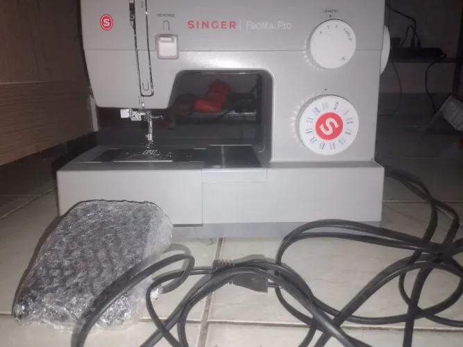 Máquina de costura Singer 4423.