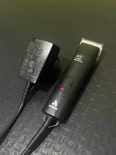 Máquina de tosa ANDIS com lâmina 10 em perfeito estado