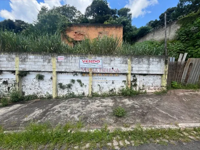 Lote em Caxambu, no bairro Centro, à venda.