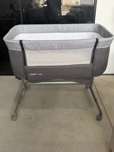 Berço portátil acopla na cama