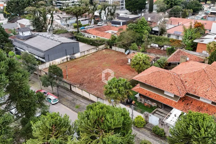 Terreno comercial na Vicente Machado!