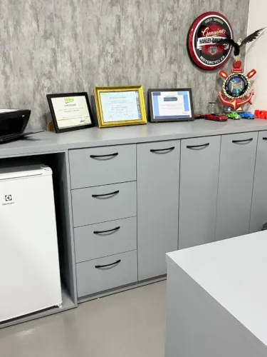 Armário cinza com porta frigobar