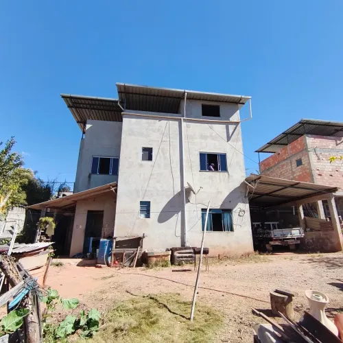 Casa 2 andares com terraço coberto