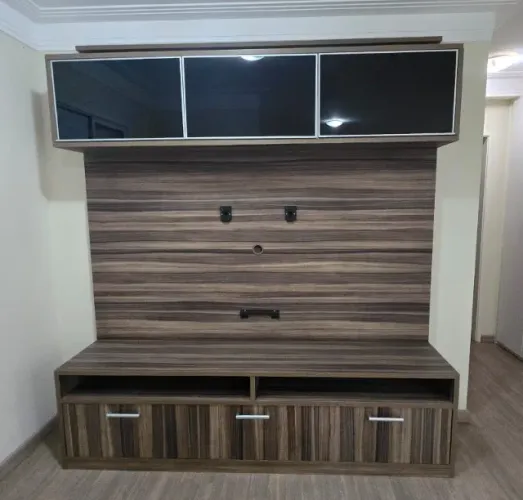 Rack de TV de madeira com nichos