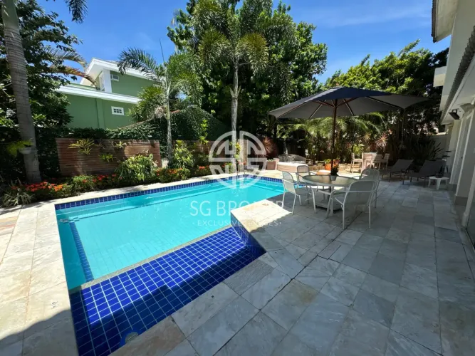 Linda casa no condominio Santa Lucia com 6Q sendo 4 suítes e área de lazer maravilhosa, mo