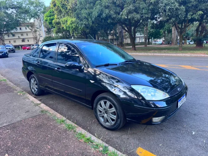 Ford Focus Ghia Sed. 2.0 16v/ 2.0 16V Flex 4P 2004