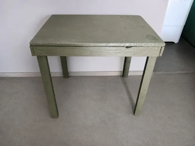 Mesa de Madeira Artesanal - Resistente e Bem Conservada