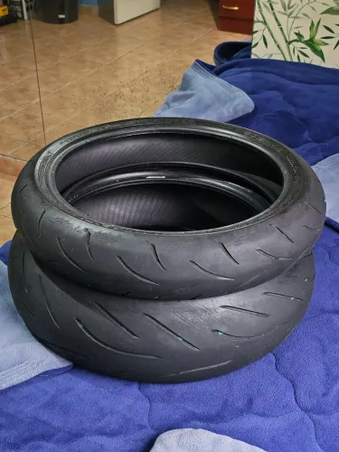 Par de pneus Bridgestone
