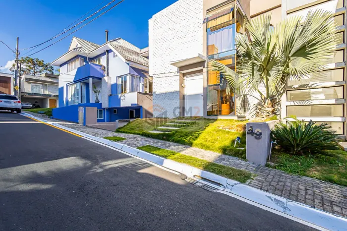 Casa Alto Padrão no Bairro Santa Cândida - Curitiba/Pr