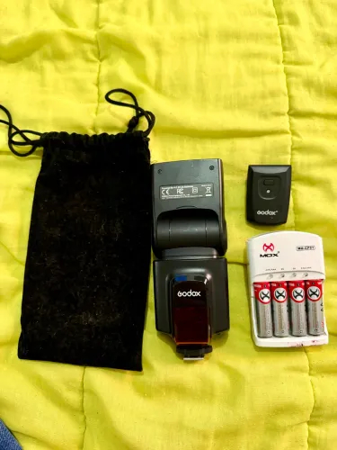 Flash Godox + Rádio Flash + Carregador MOX com 4 Pilhas Recarregáveis (Kit Completo)