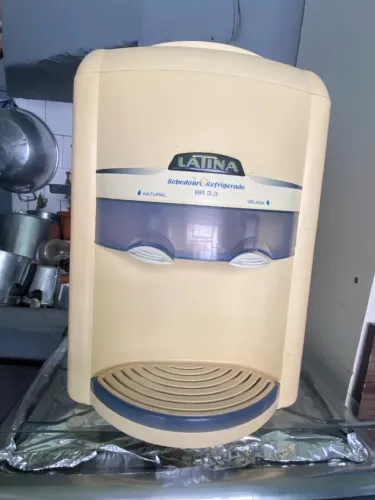 Bebedouro de água refrigerada para galão 
