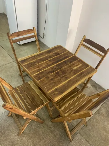Mesa e cadeiras