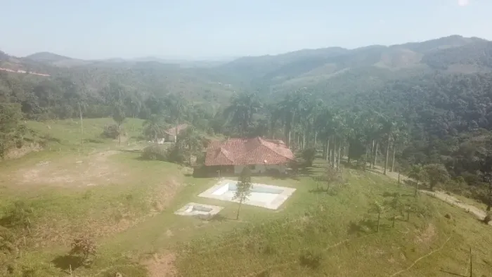 Aluga se Chácara na BR 040, descida para Humaitá