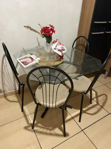 MESA DE VIDRO COM 4 cadeira