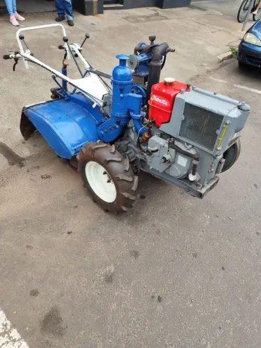Vende-se trator Tobata todo reformado com peças originais tratar direto 43 9 9 9 58 2281