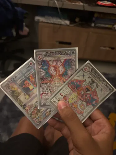 Dois Charizard e um Charmander