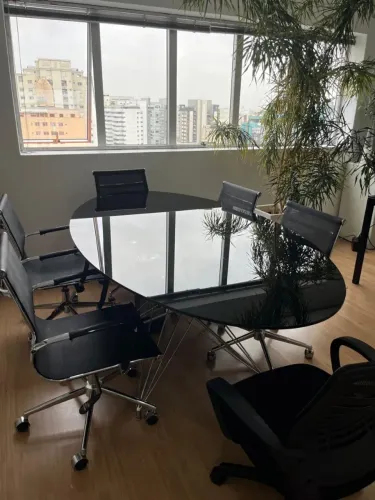 Mesa de reunião oval vidro metal luxuosa