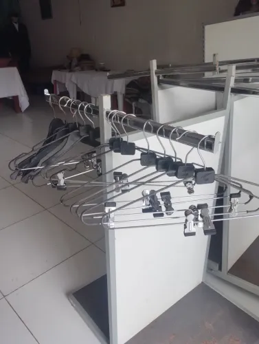 Vende-se cabides