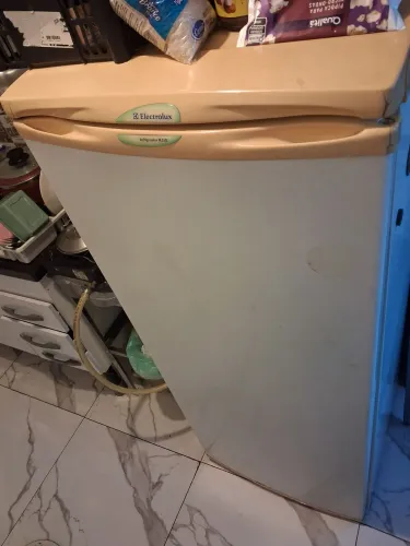 Geladeira liga e desliga