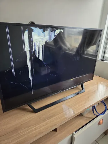 4 televisões 3 Sony e umq Samsung, todas defeito de tela, o resto funciona perfeitamente.