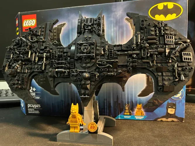 Lego Logotipo Batman 20th Anniversary com Batman Dourado