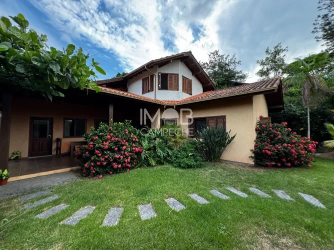 Casa em condomínio fechado, 230m² de área construída no Rio Tavares - Florianópolis/SC