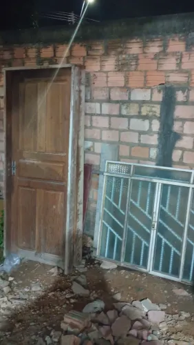Portas de madeira com aduela e janela com vidro
